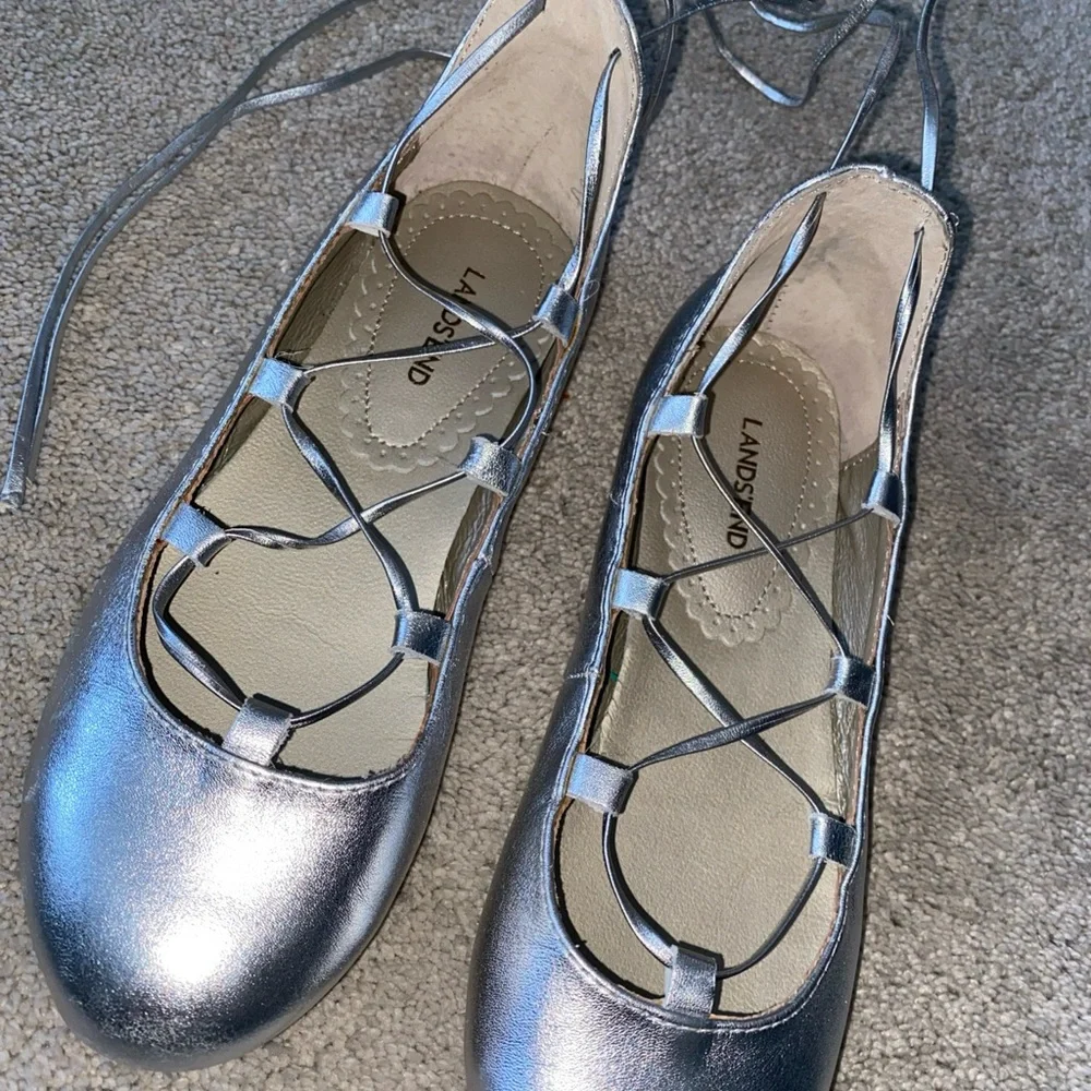 Lands' End kids Girls Size 2 Metallic‎ Silver Ballet Flats lace up - Picture 13 of 13